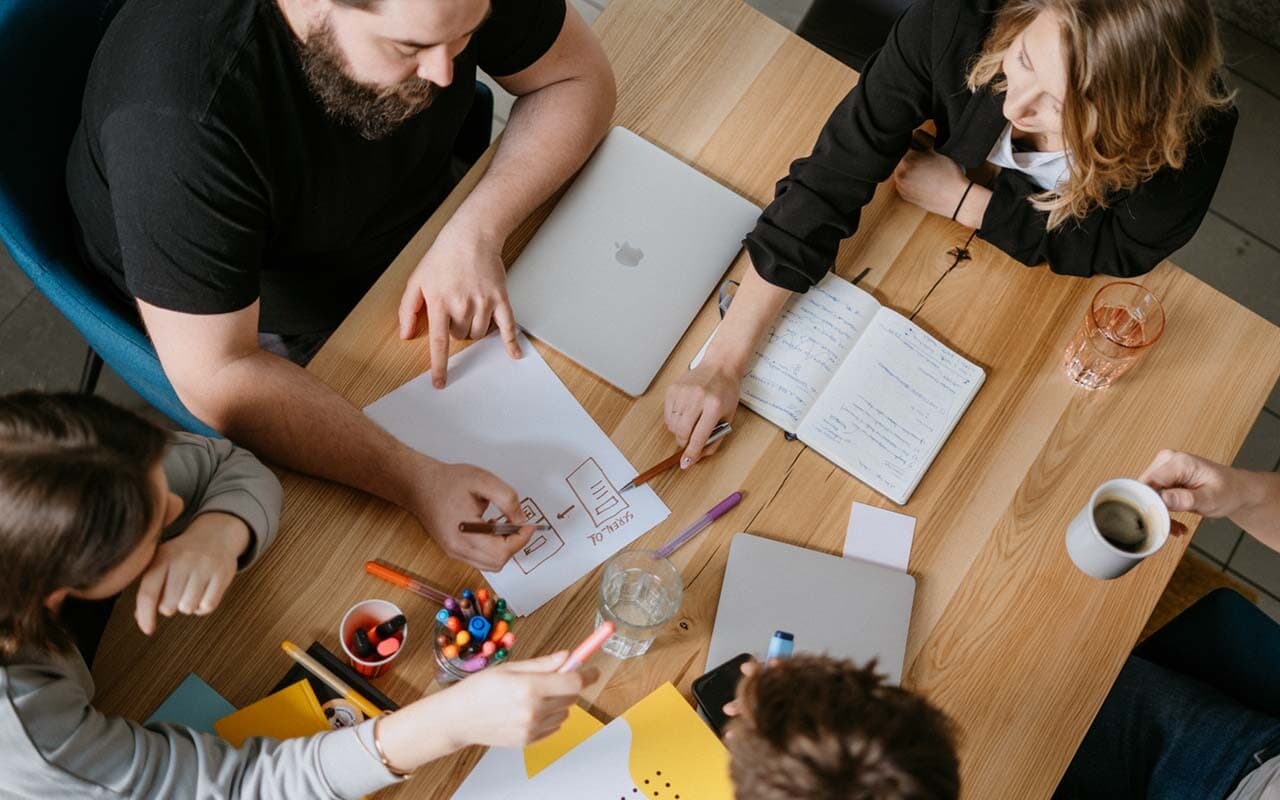 COMPETITIVE INTELLIGENCE PLAYBOOKS FOR HIGH-PERFORMING TEAMS
