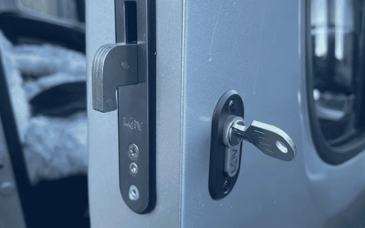 Come installare le chiusure di sicurezza per porte furgoni passo dopo passo