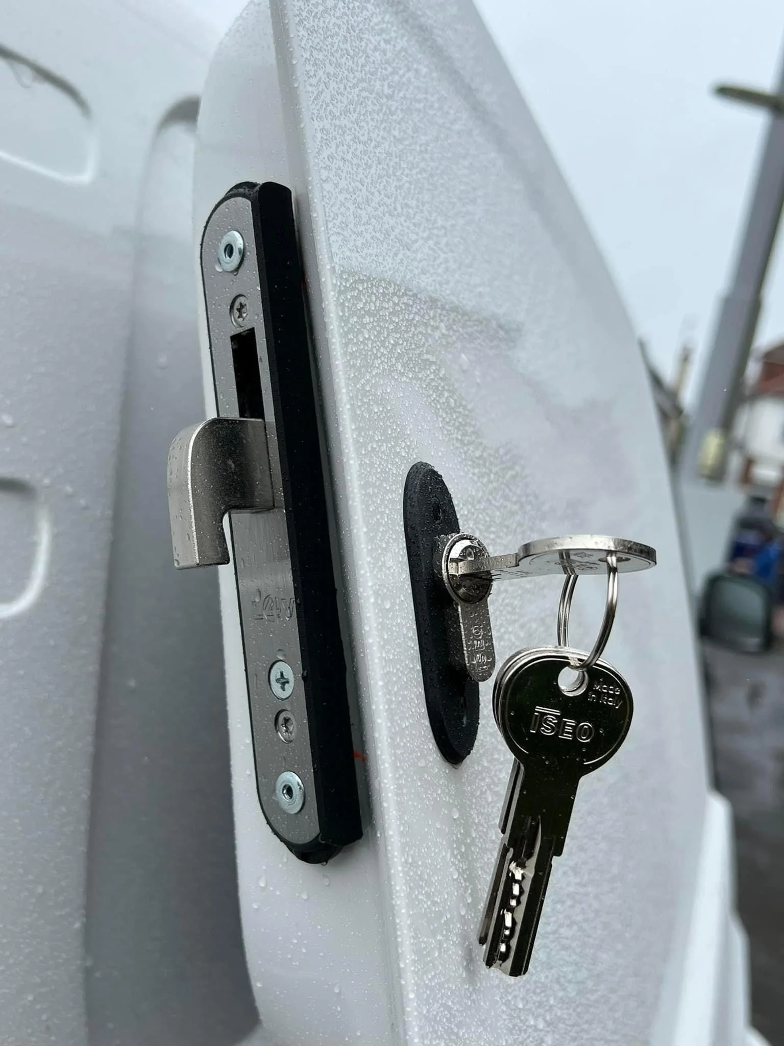 Chiusure di sicurezza per porte furgoni: sicurezza senza compromessi