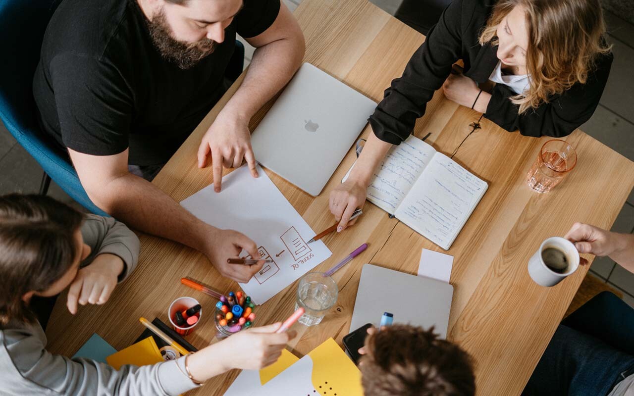 COMPETITIVE INTELLIGENCE PLAYBOOKS FOR HIGH-PERFORMING TEAMS